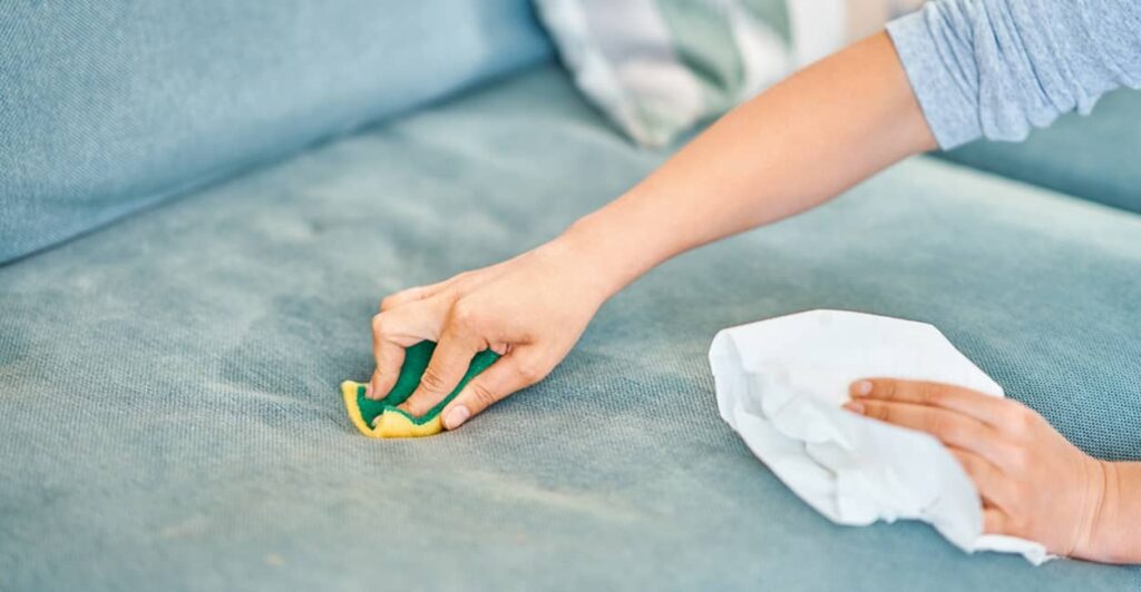 Flecken auf Sofa entfernen