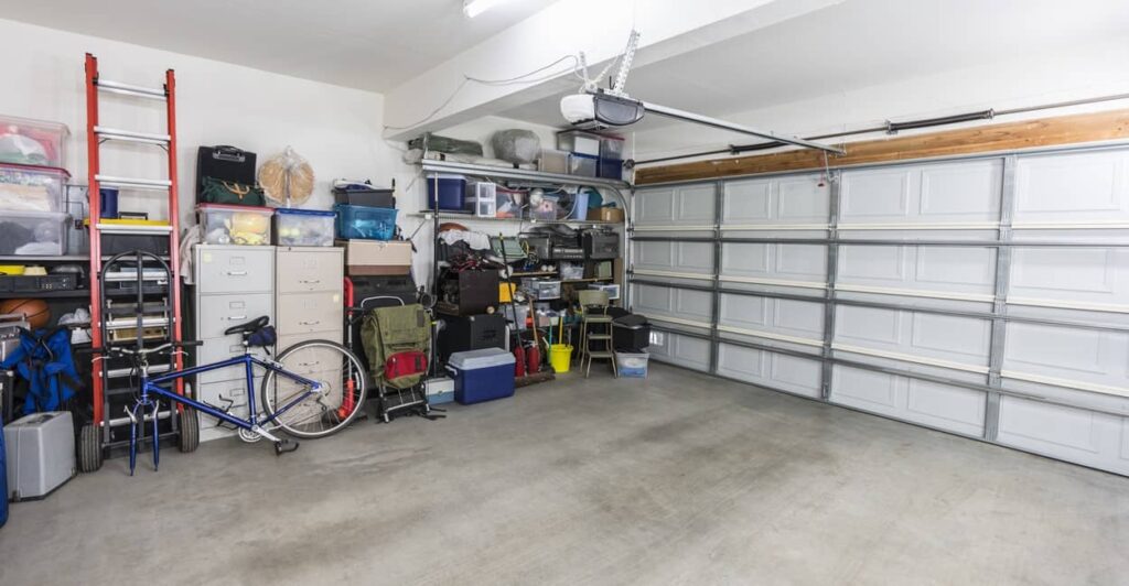 Eine Garage nach dem Entrümpeln