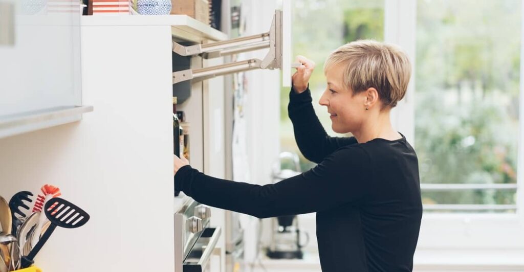 Frau beim Küche entrümpeln