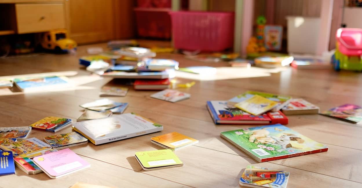 Bücher und Spielzeug liegen im Kinderzimmer